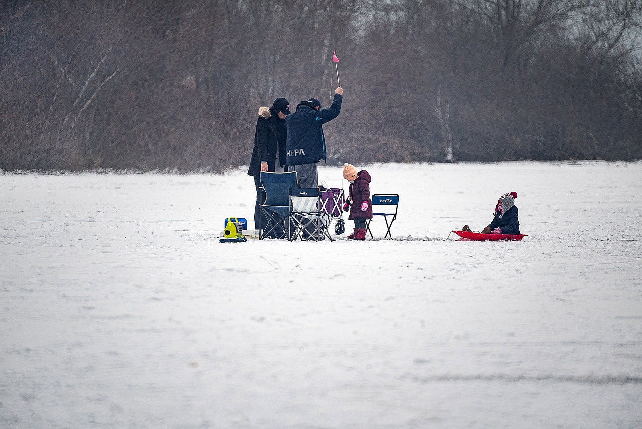 family, winter, ice fishing-4850955.jpg